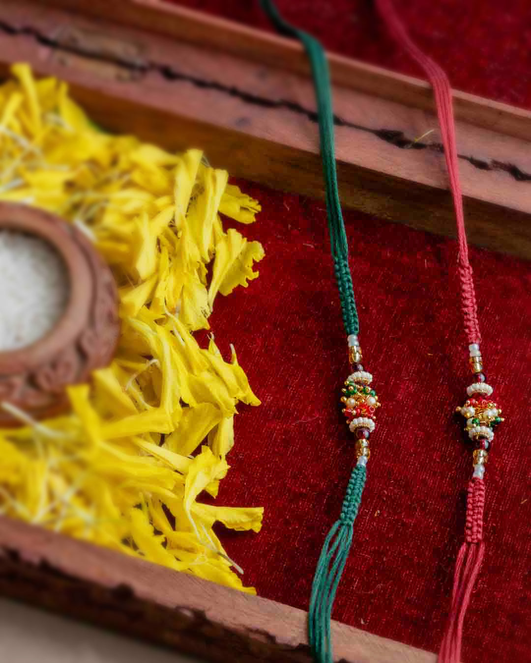 Traditionelles Perlen-Rakhi ~ 2er-Set (Rot und Grün)