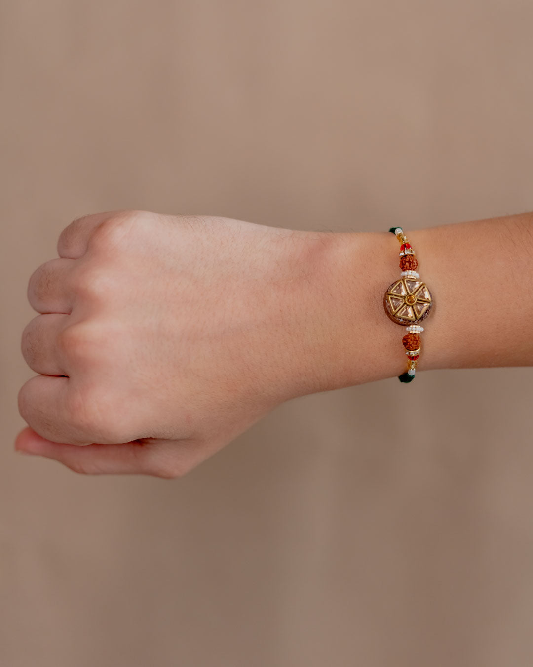 Kundan Rakhis aus Holz ~ 2er-Set (Rot und Grün)